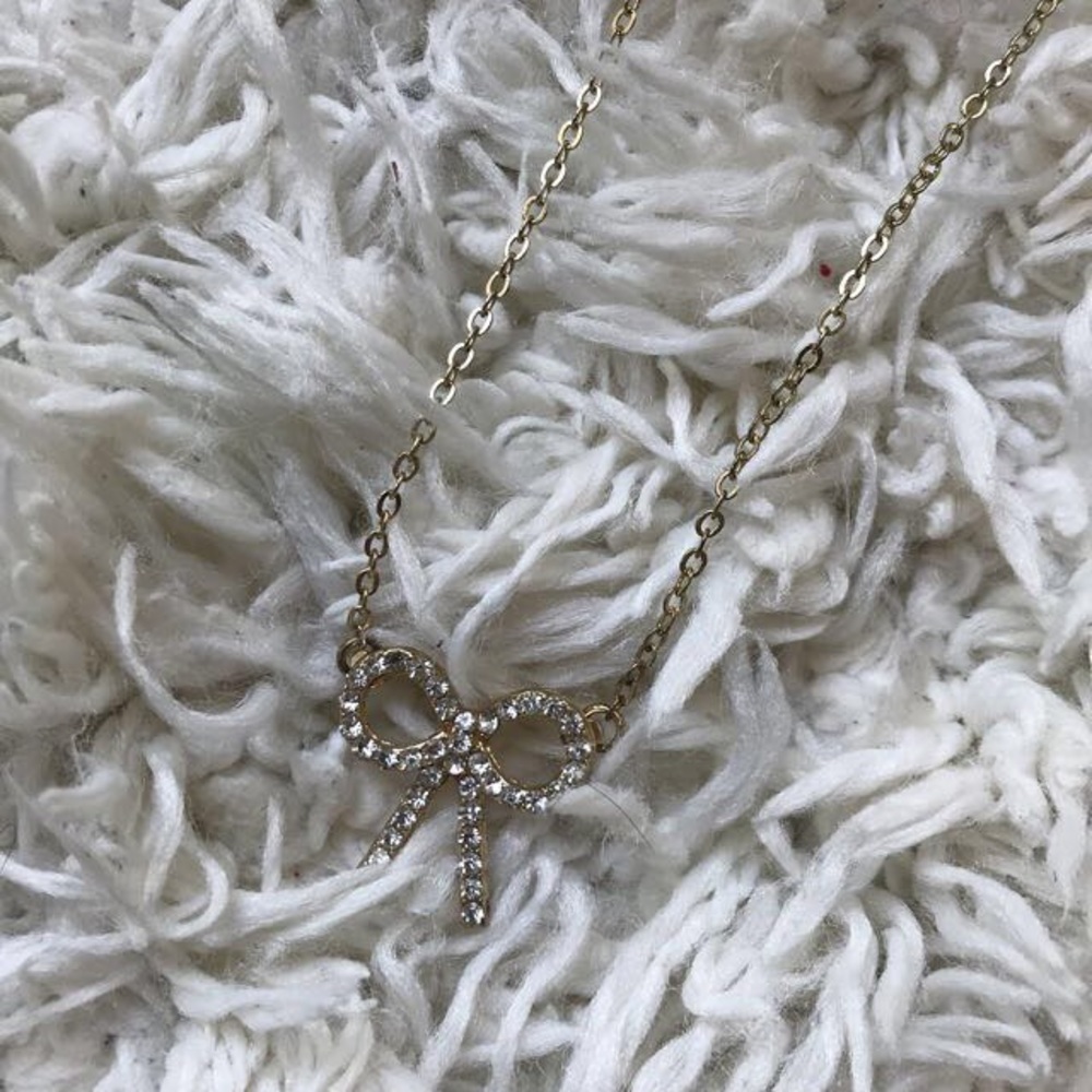 Gold bow necklace